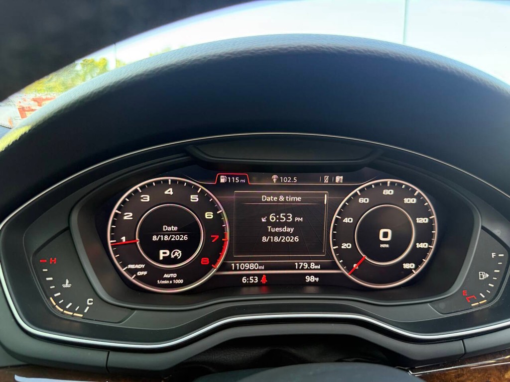 Audi A4 Vehicle Full-screen Gallery Image 35