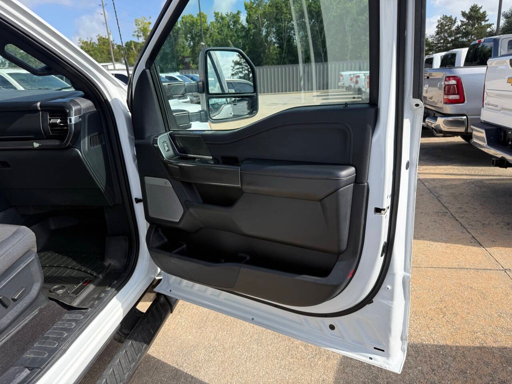 Ford F-150 Vehicle Full-screen Gallery Image 11
