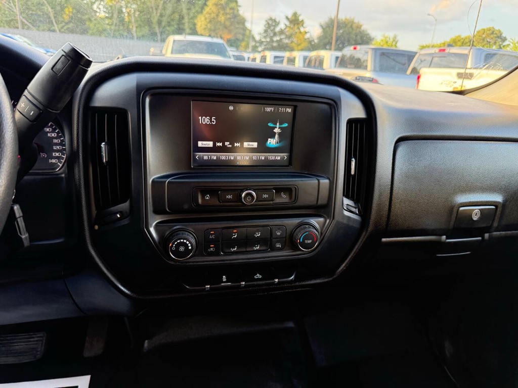Chevrolet Silverado 1500 Vehicle Full-screen Gallery Image 24
