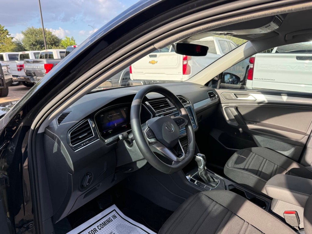 Volkswagen Tiguan Vehicle Full-screen Gallery Image 06