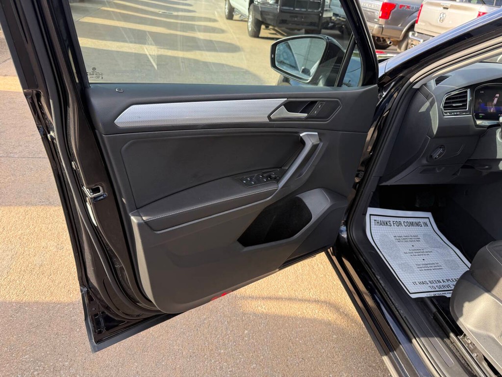 Volkswagen Tiguan Vehicle Full-screen Gallery Image 08