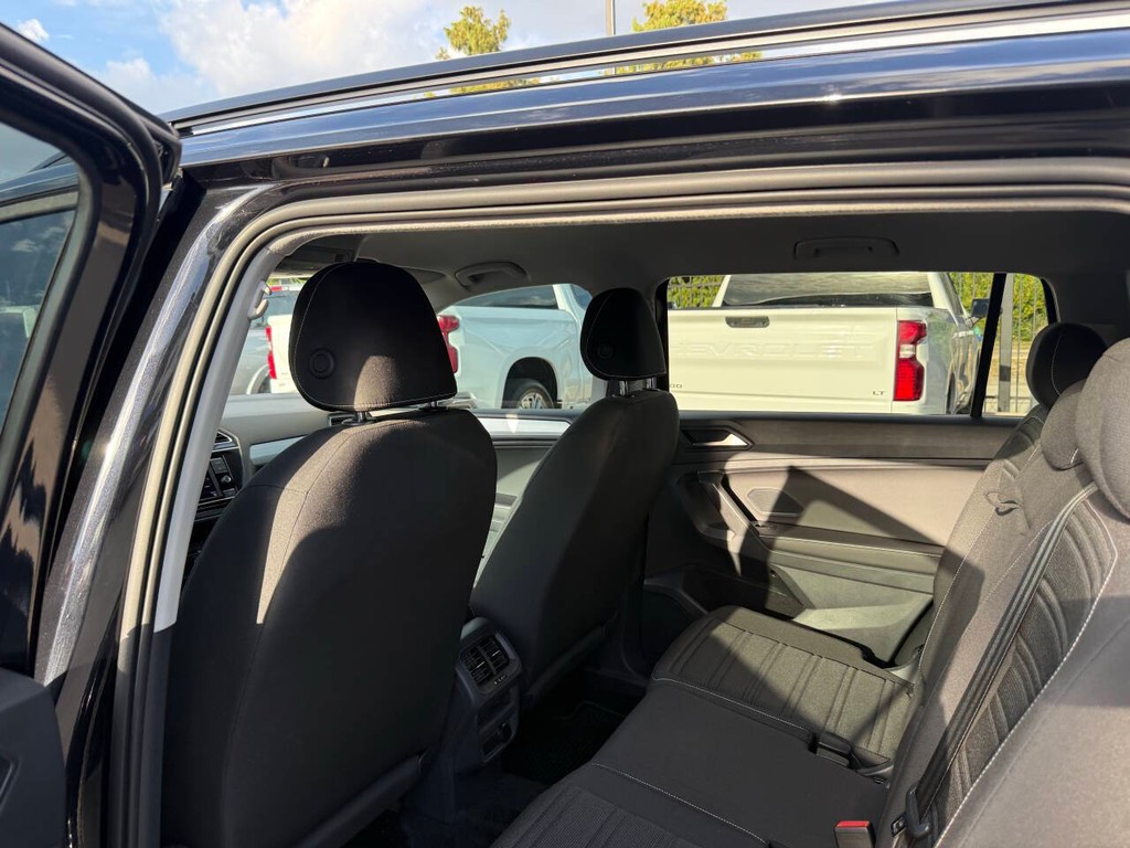 Volkswagen Tiguan Vehicle Full-screen Gallery Image 09