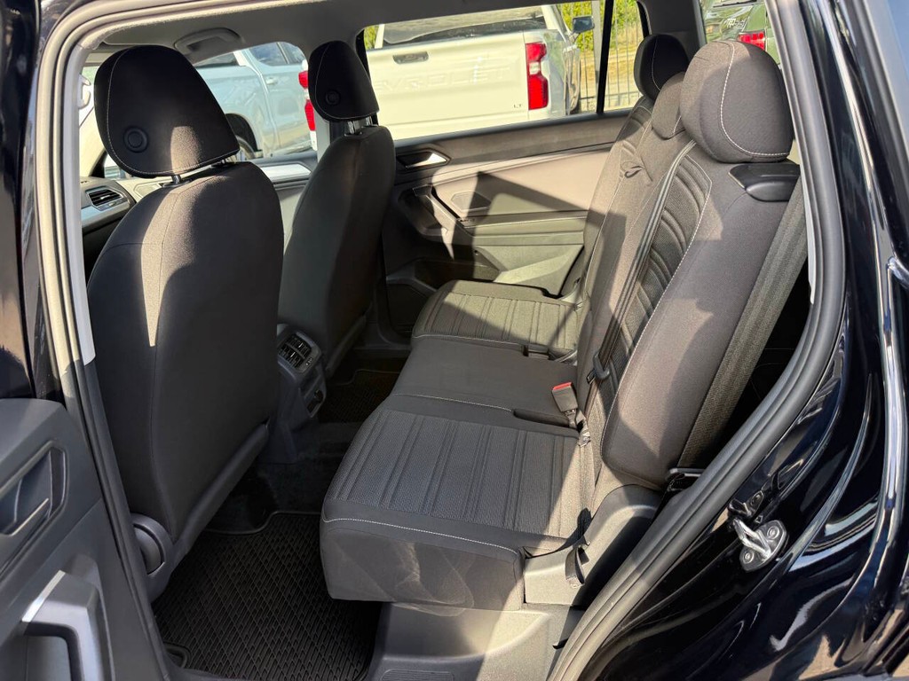 Volkswagen Tiguan Vehicle Full-screen Gallery Image 10