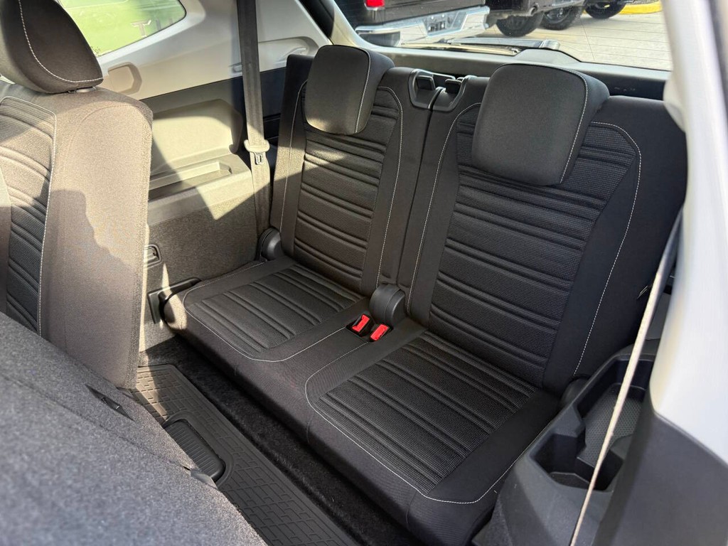 Volkswagen Tiguan Vehicle Full-screen Gallery Image 11