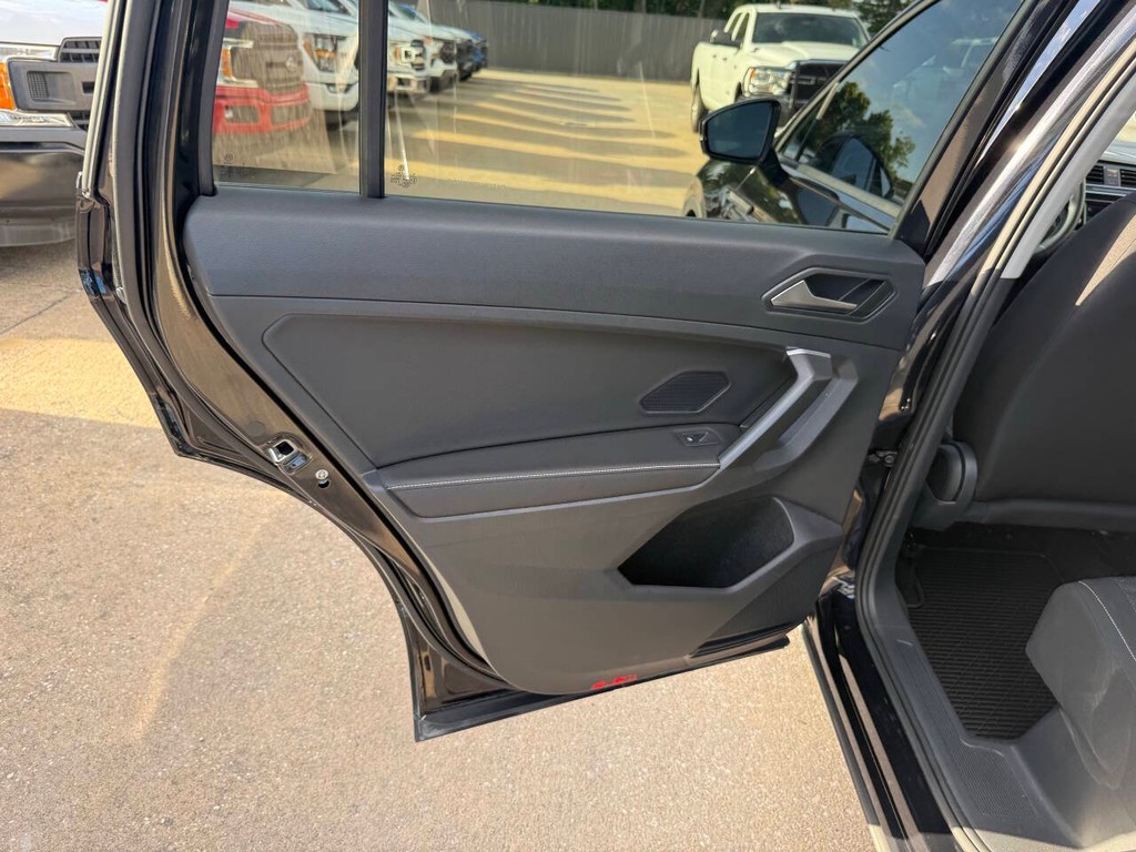 Volkswagen Tiguan Vehicle Full-screen Gallery Image 12