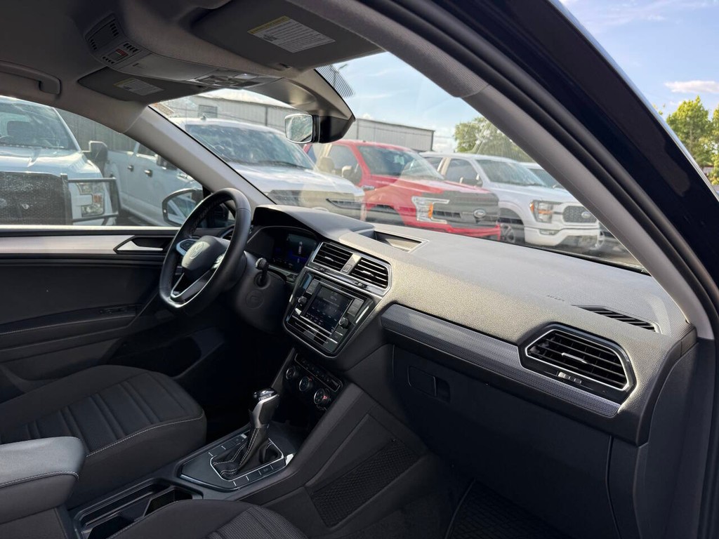 Volkswagen Tiguan Vehicle Full-screen Gallery Image 13