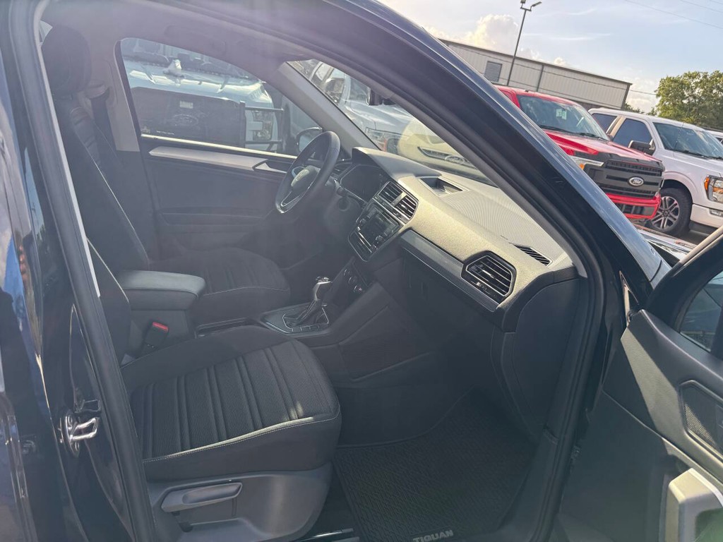 Volkswagen Tiguan Vehicle Full-screen Gallery Image 14
