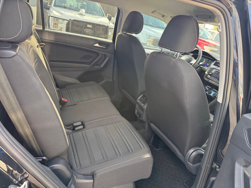 Volkswagen Tiguan Vehicle Full-screen Gallery Image 17