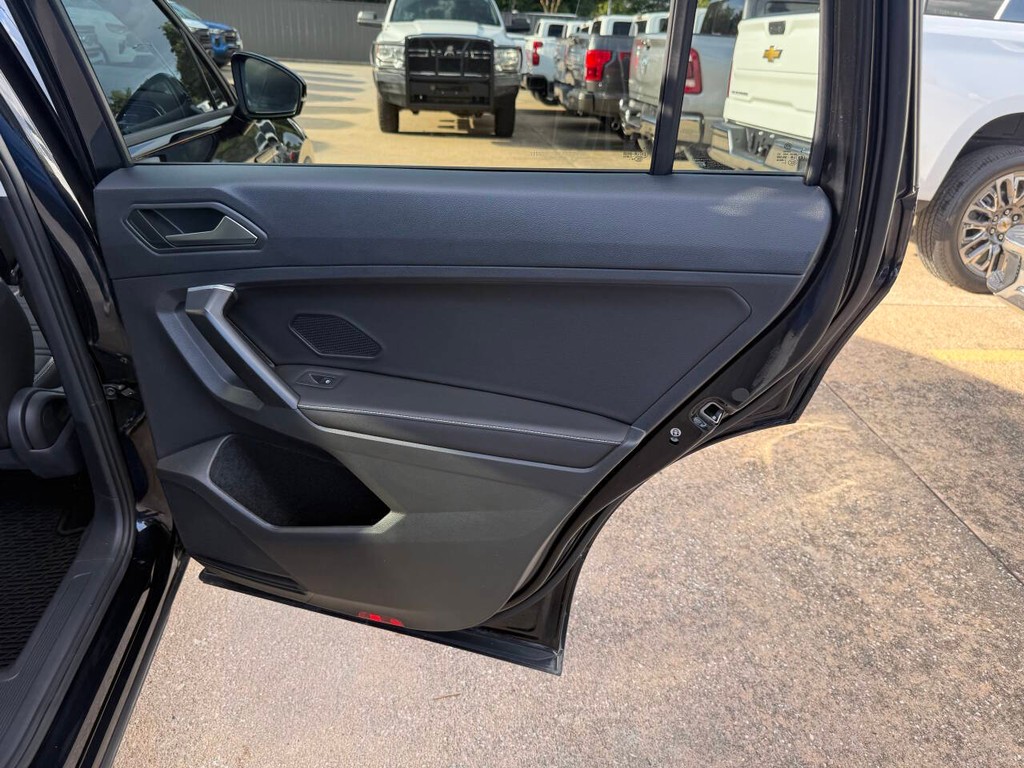 Volkswagen Tiguan Vehicle Full-screen Gallery Image 18