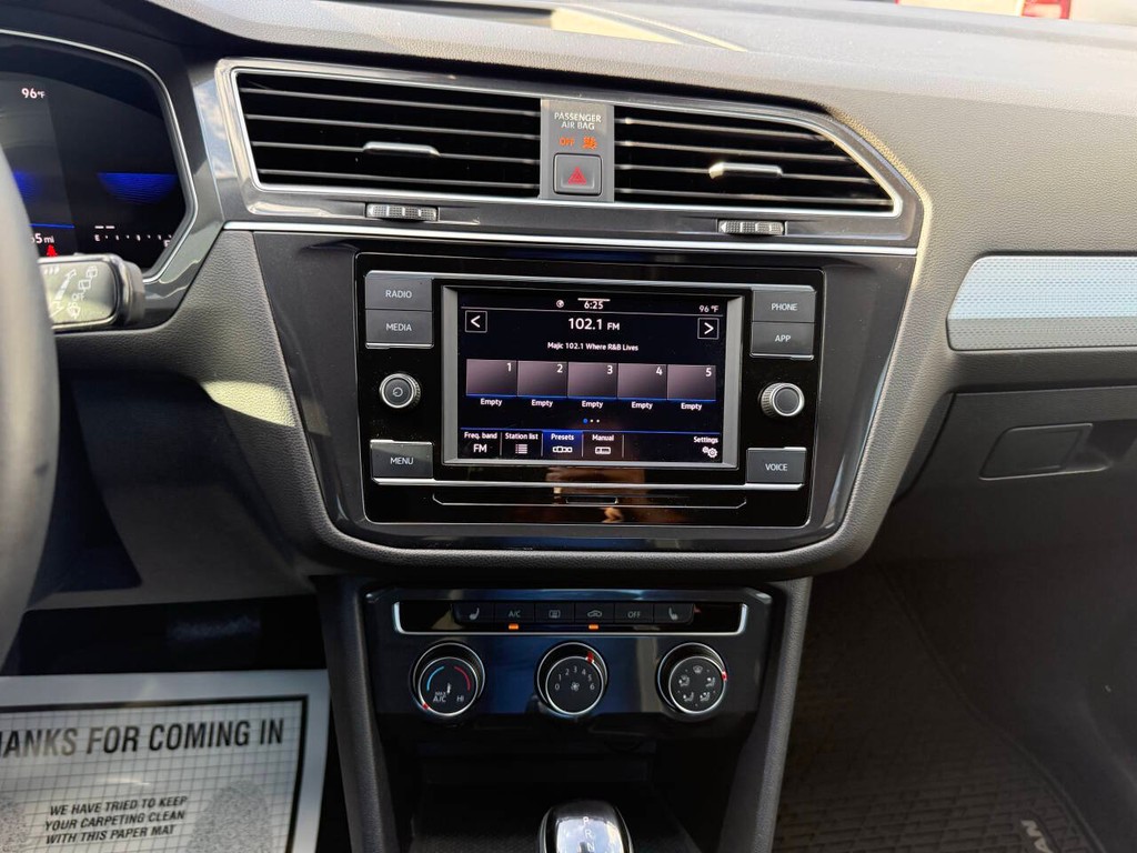 Volkswagen Tiguan Vehicle Full-screen Gallery Image 27