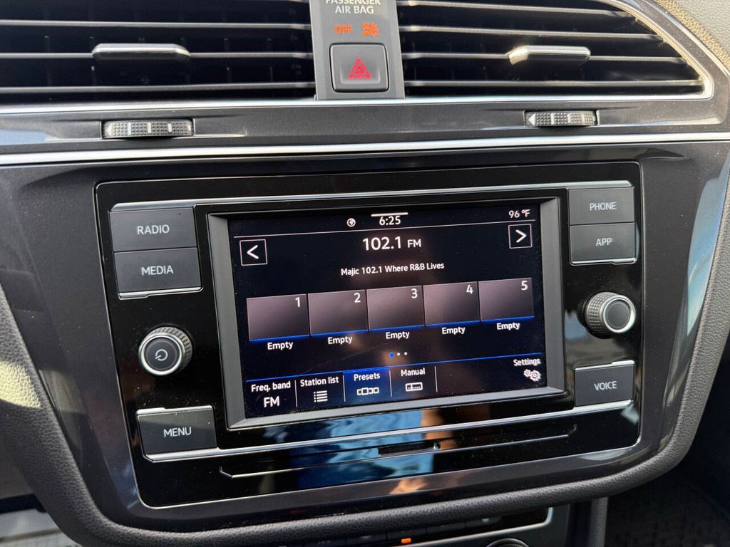 Volkswagen Tiguan Vehicle Full-screen Gallery Image 28