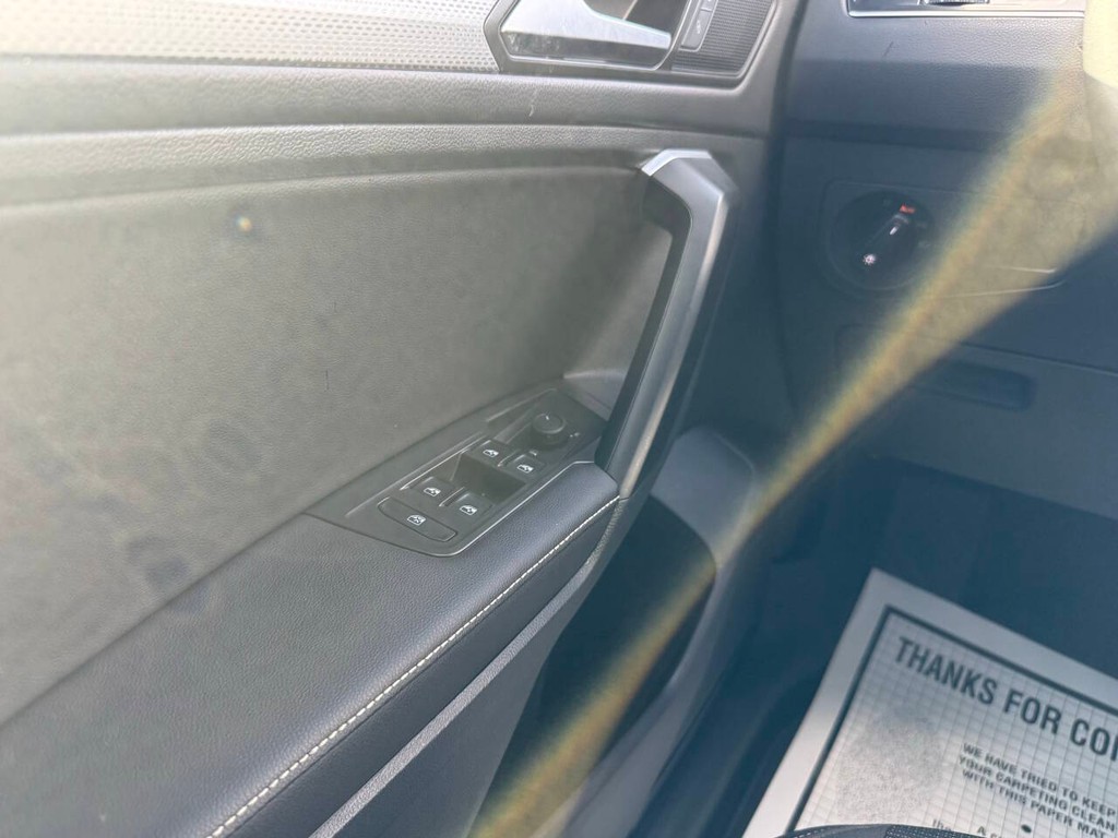 Volkswagen Tiguan Vehicle Full-screen Gallery Image 32