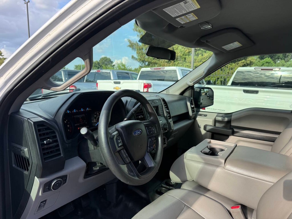 Ford F-150 Vehicle Full-screen Gallery Image 06