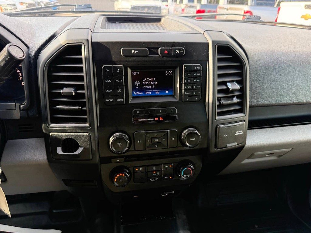 Ford F-150 Vehicle Full-screen Gallery Image 23