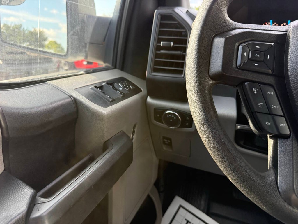 Ford F-150 Vehicle Full-screen Gallery Image 29