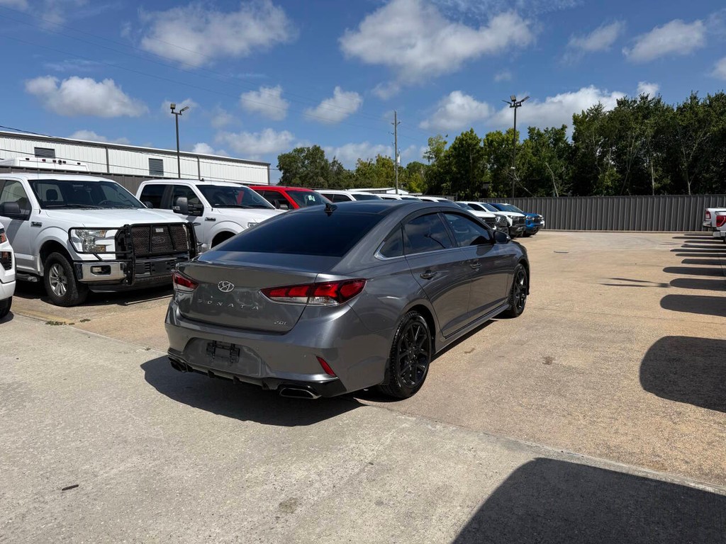 Hyundai Sonata Vehicle Full-screen Gallery Image 05