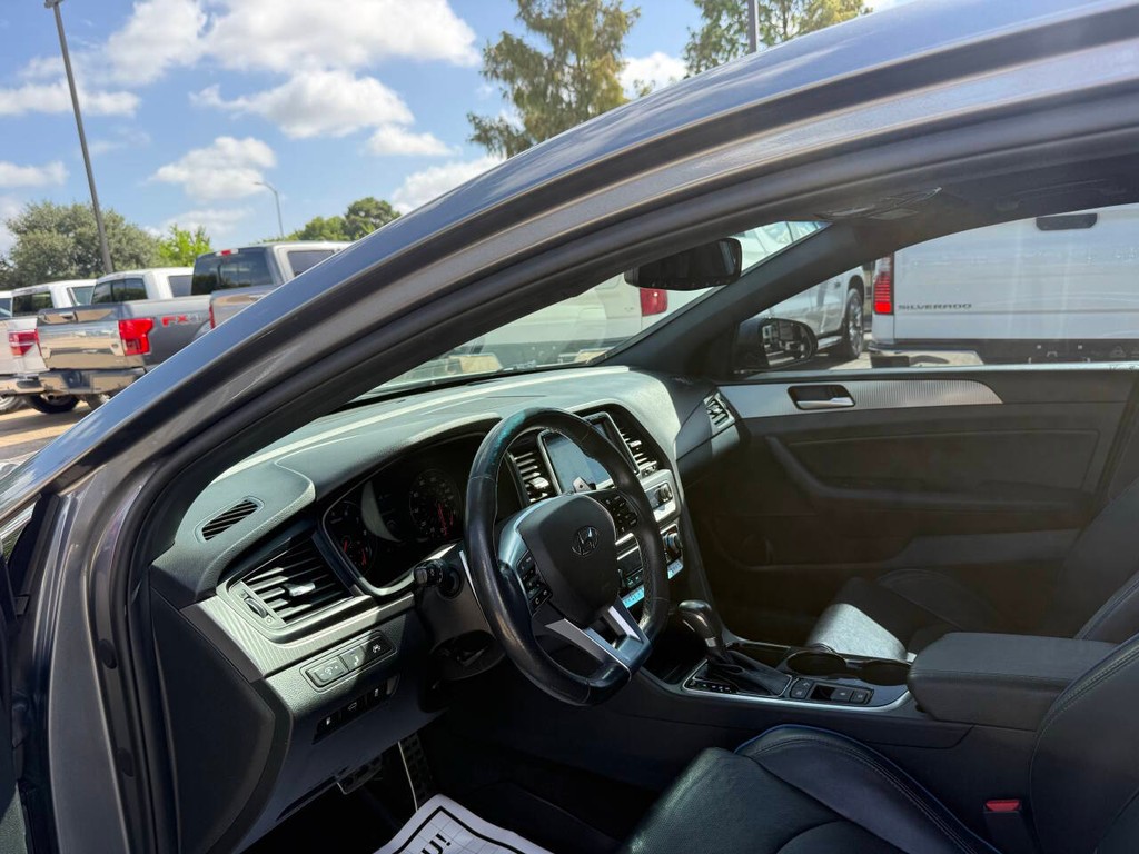 Hyundai Sonata Vehicle Full-screen Gallery Image 06