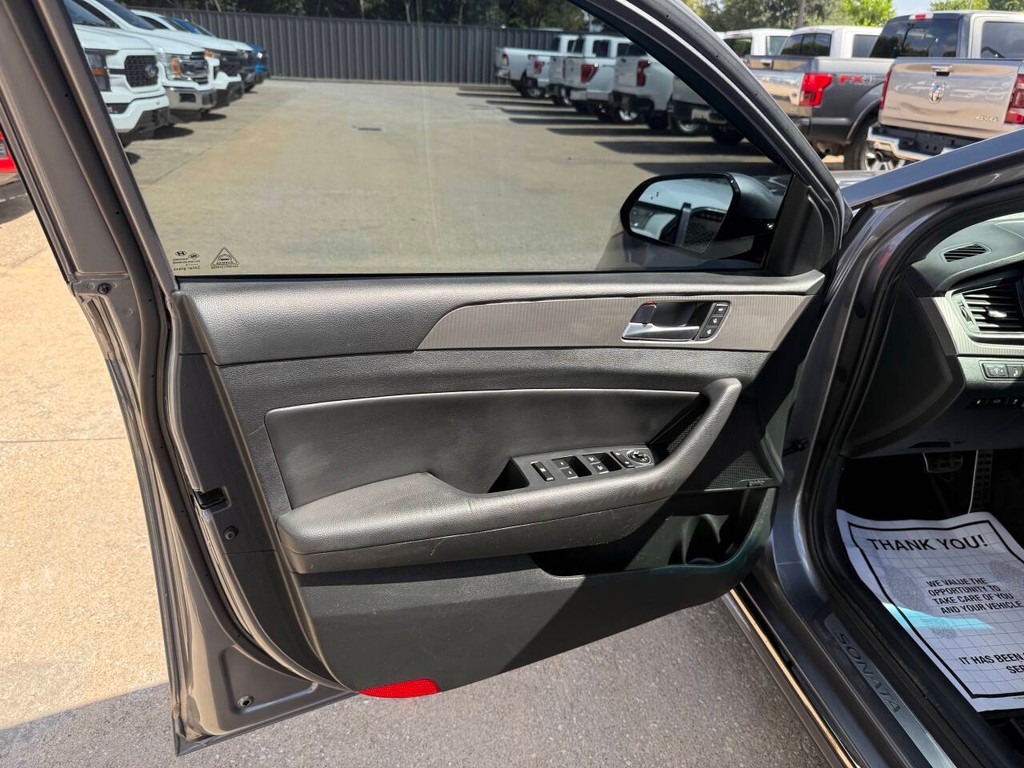 Hyundai Sonata Vehicle Full-screen Gallery Image 08