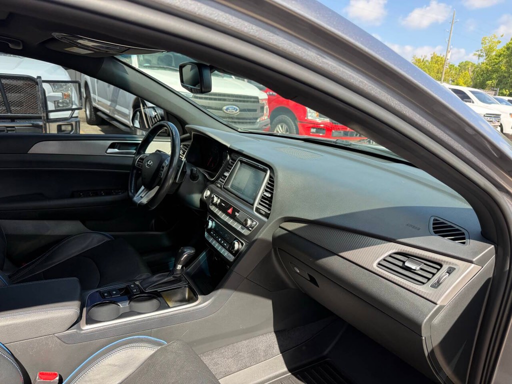 Hyundai Sonata Vehicle Full-screen Gallery Image 09