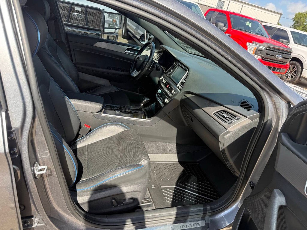 Hyundai Sonata Vehicle Full-screen Gallery Image 10