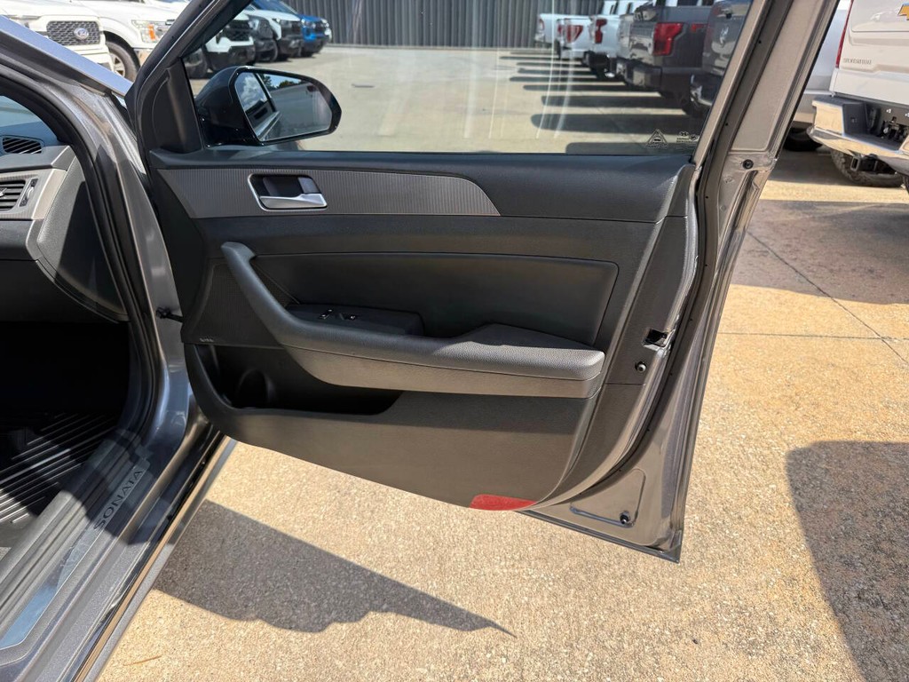 Hyundai Sonata Vehicle Full-screen Gallery Image 11