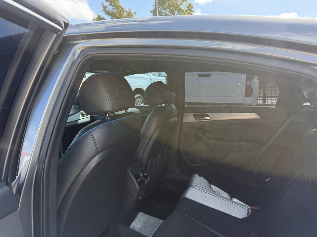 Hyundai Sonata Vehicle Full-screen Gallery Image 12