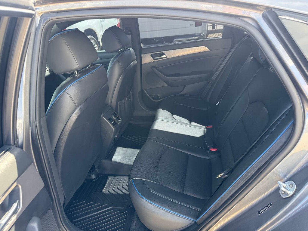 Hyundai Sonata Vehicle Full-screen Gallery Image 13