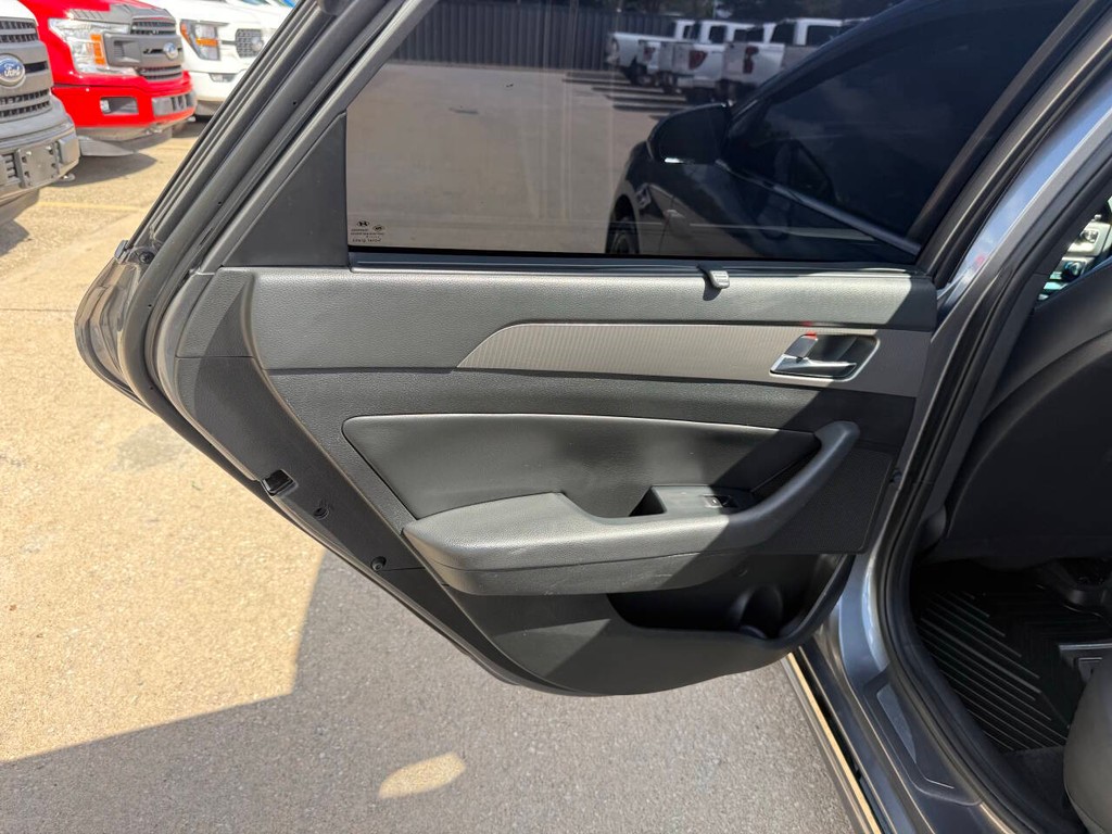 Hyundai Sonata Vehicle Full-screen Gallery Image 14
