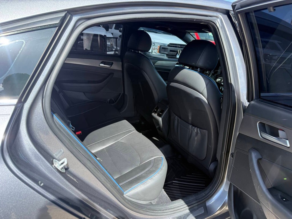 Hyundai Sonata Vehicle Full-screen Gallery Image 15