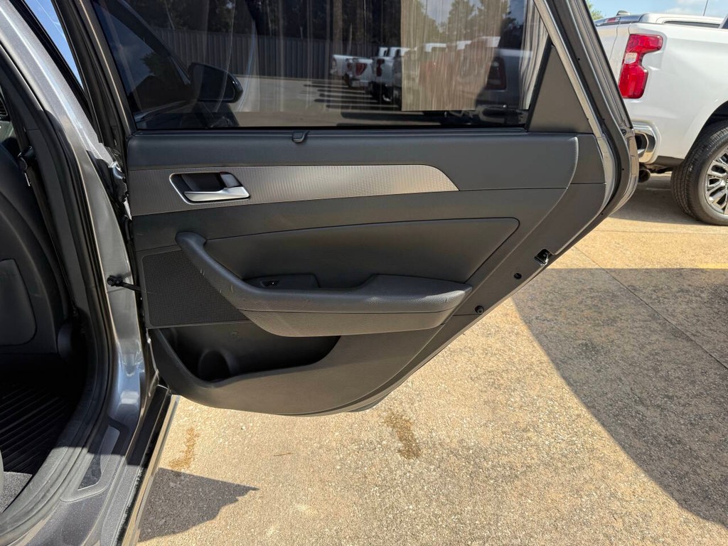 Hyundai Sonata Vehicle Full-screen Gallery Image 16