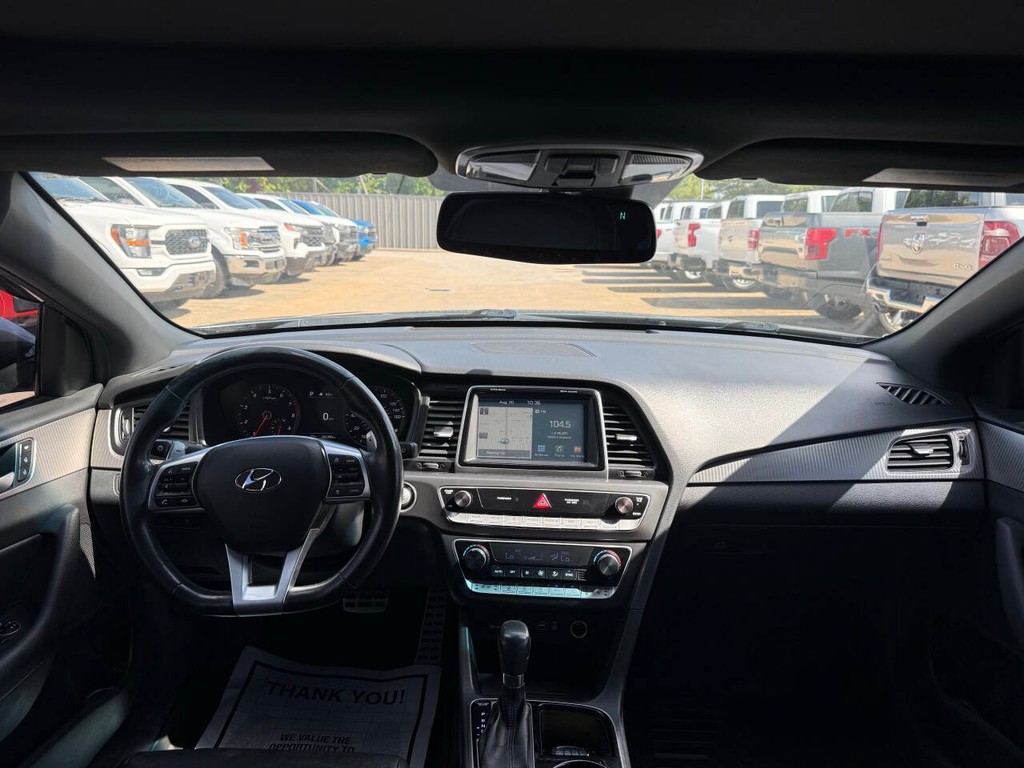 Hyundai Sonata Vehicle Full-screen Gallery Image 17