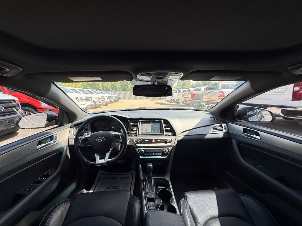 Hyundai Sonata Vehicle Full-screen Gallery Image 18