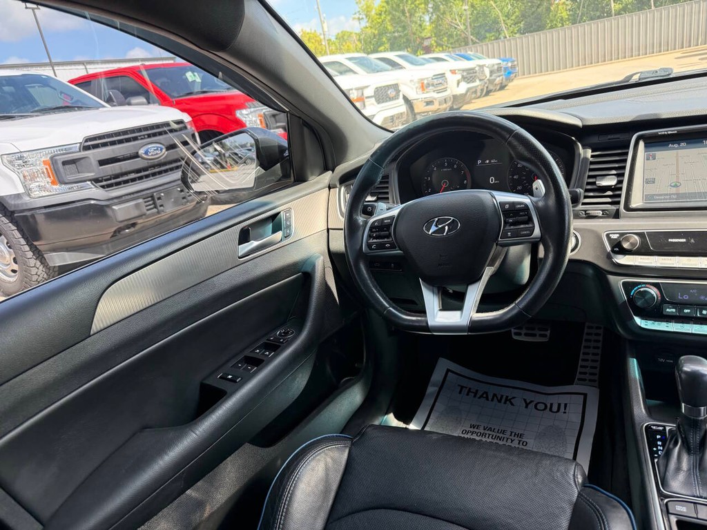 Hyundai Sonata Vehicle Full-screen Gallery Image 19
