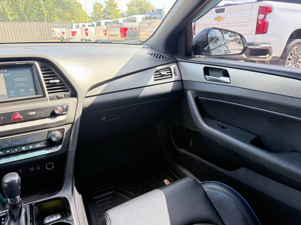 Hyundai Sonata Vehicle Full-screen Gallery Image 20