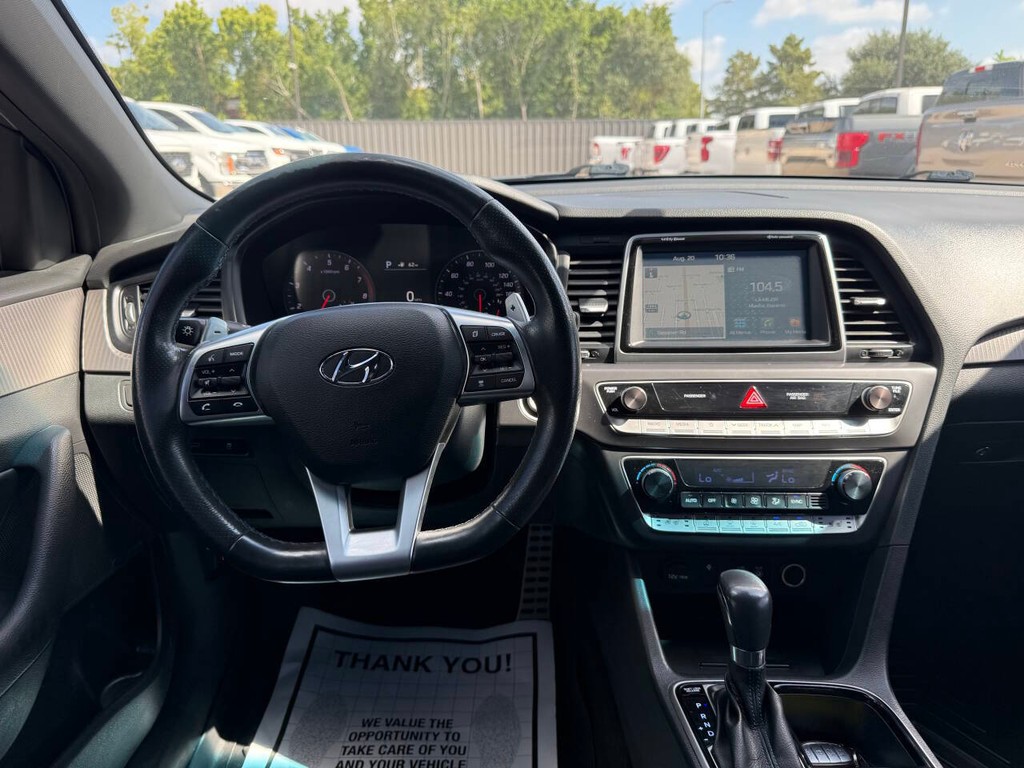 Hyundai Sonata Vehicle Full-screen Gallery Image 21