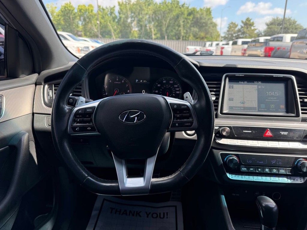Hyundai Sonata Vehicle Full-screen Gallery Image 22