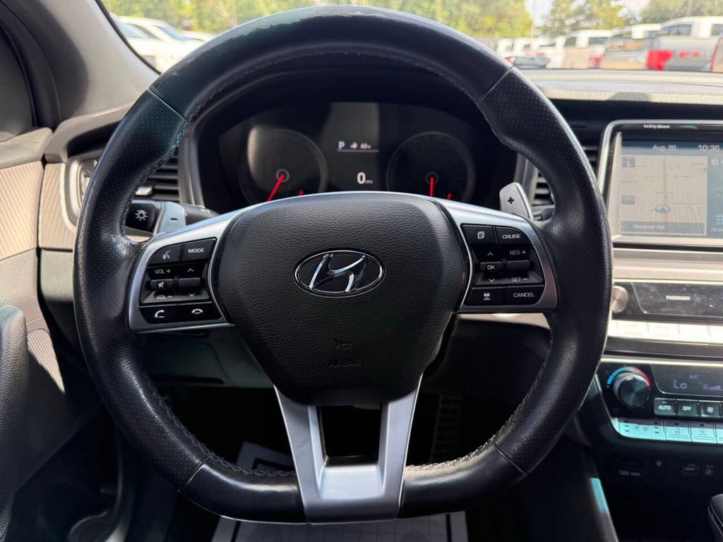 Hyundai Sonata Vehicle Full-screen Gallery Image 23