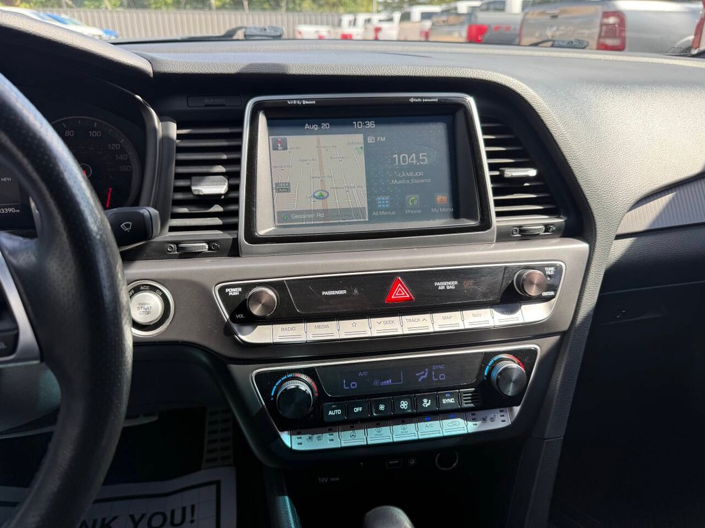 Hyundai Sonata Vehicle Full-screen Gallery Image 24