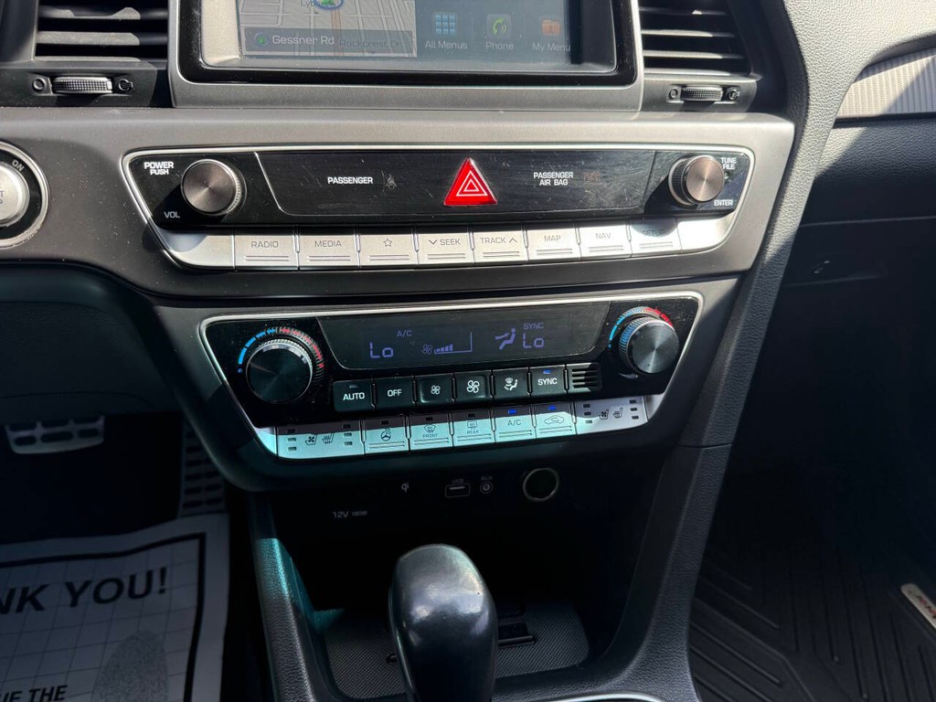 Hyundai Sonata Vehicle Full-screen Gallery Image 28