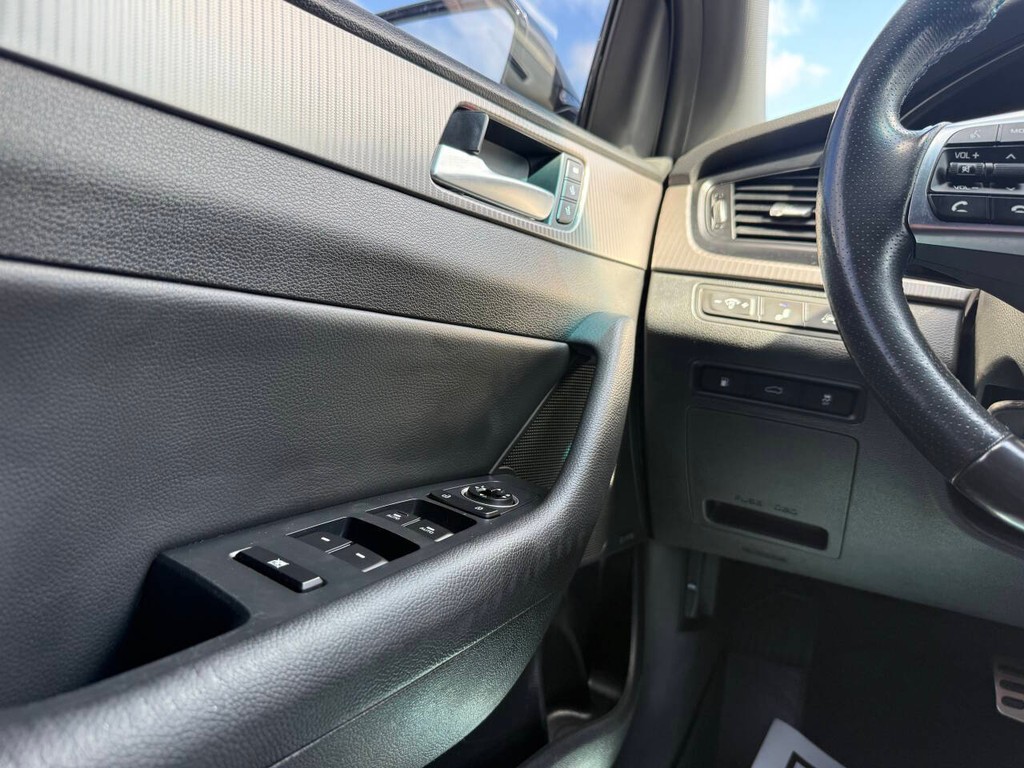 Hyundai Sonata Vehicle Full-screen Gallery Image 30