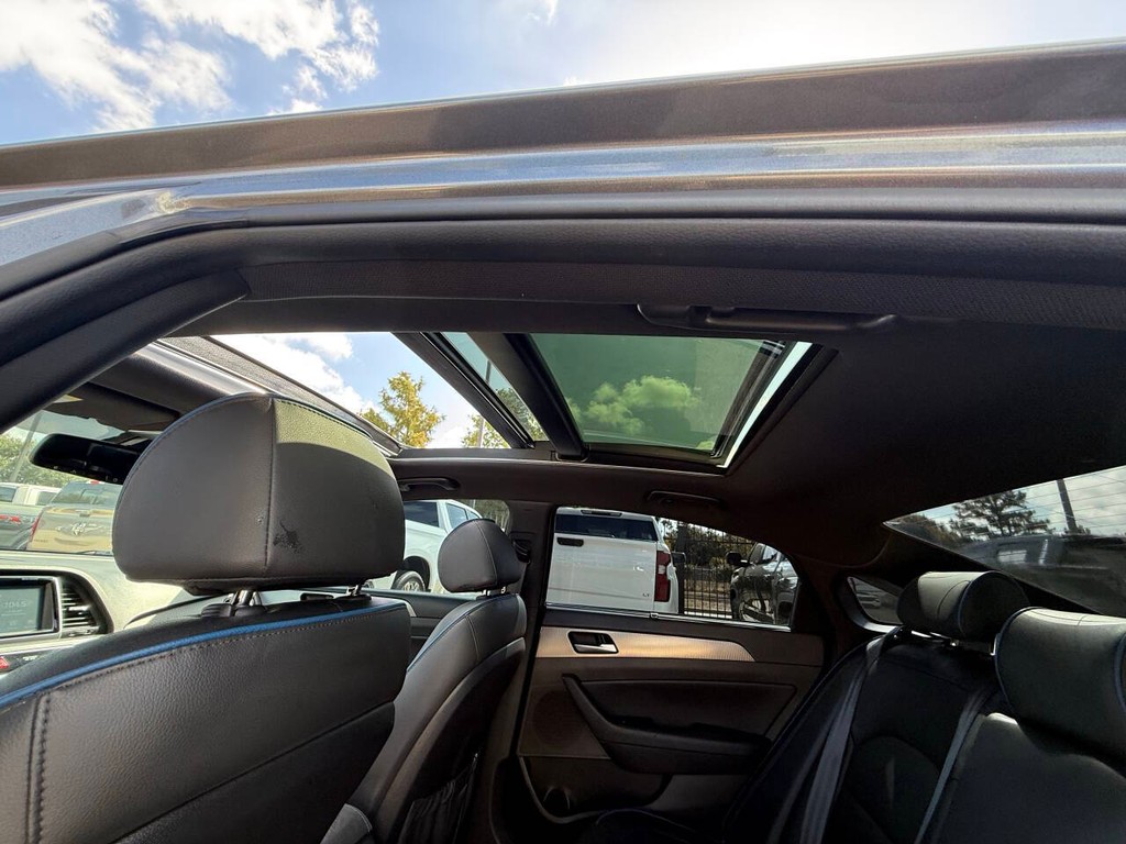 Hyundai Sonata Vehicle Full-screen Gallery Image 32