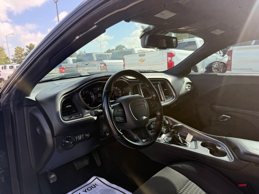 Dodge Challenger Vehicle Full-screen Gallery Image 06