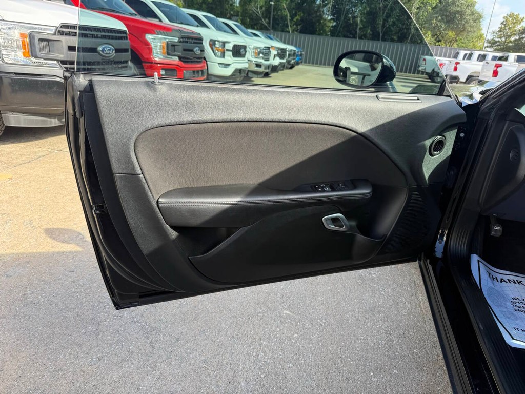 Dodge Challenger Vehicle Full-screen Gallery Image 09