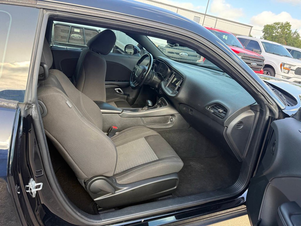 Dodge Challenger Vehicle Full-screen Gallery Image 11