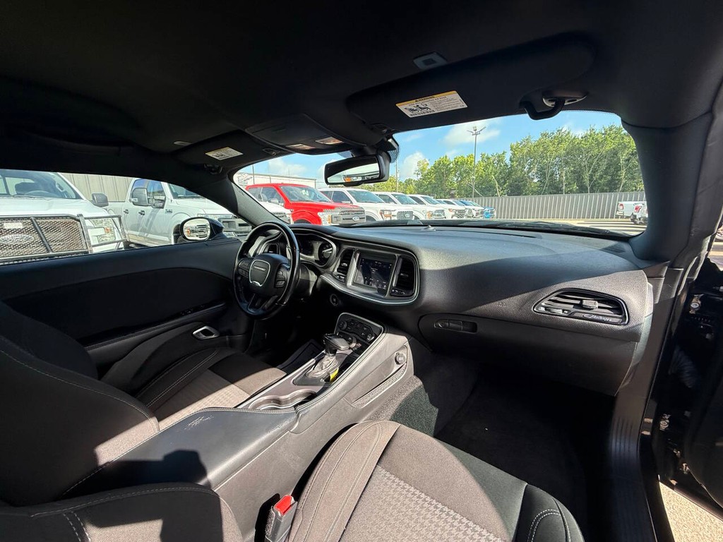 Dodge Challenger Vehicle Full-screen Gallery Image 14