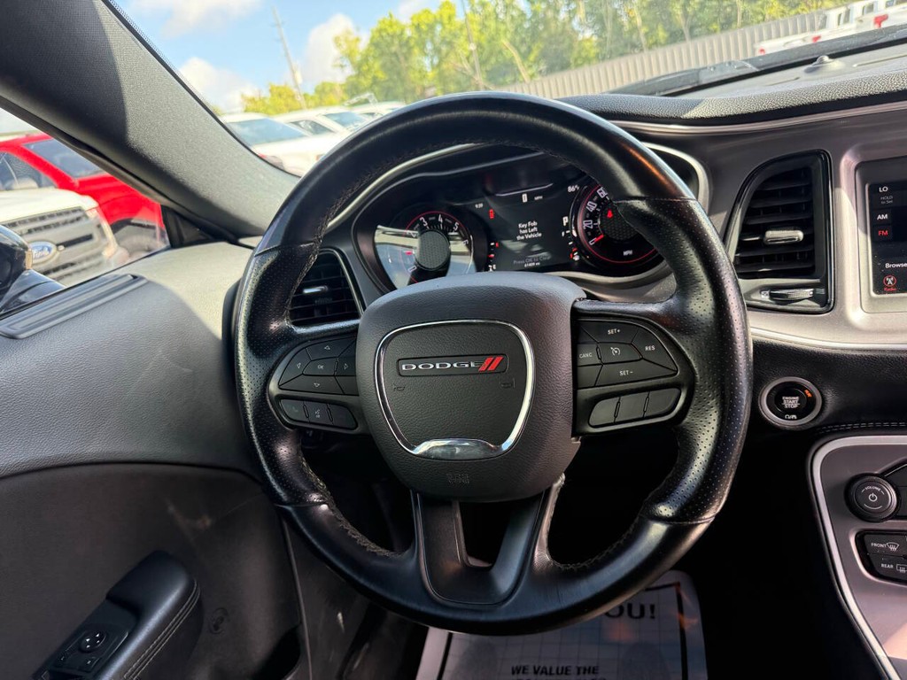 Dodge Challenger Vehicle Full-screen Gallery Image 16