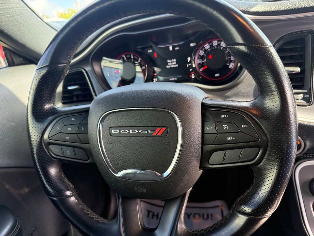 Dodge Challenger Vehicle Full-screen Gallery Image 17