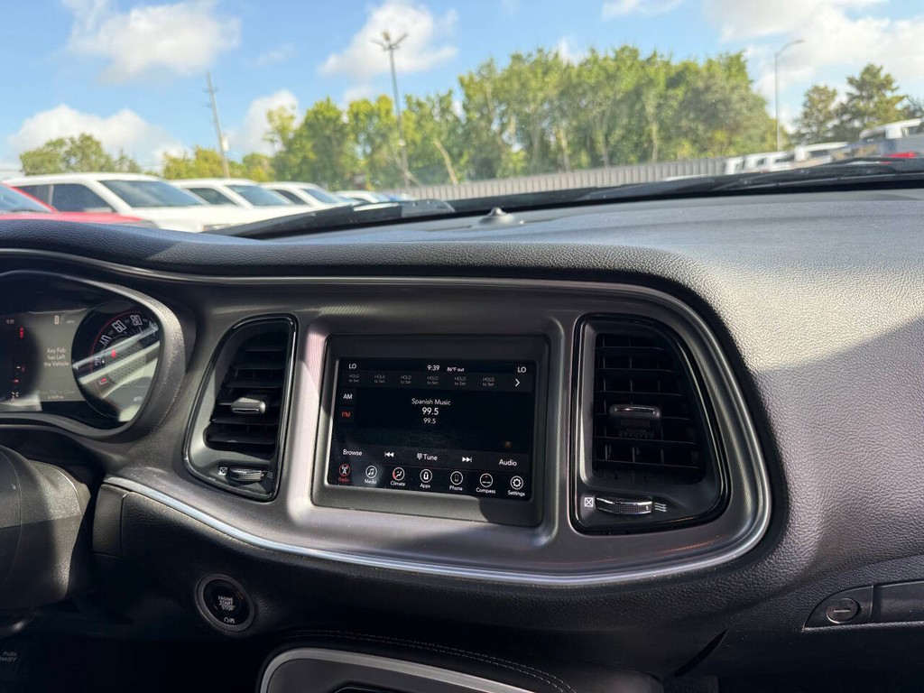 Dodge Challenger Vehicle Full-screen Gallery Image 18