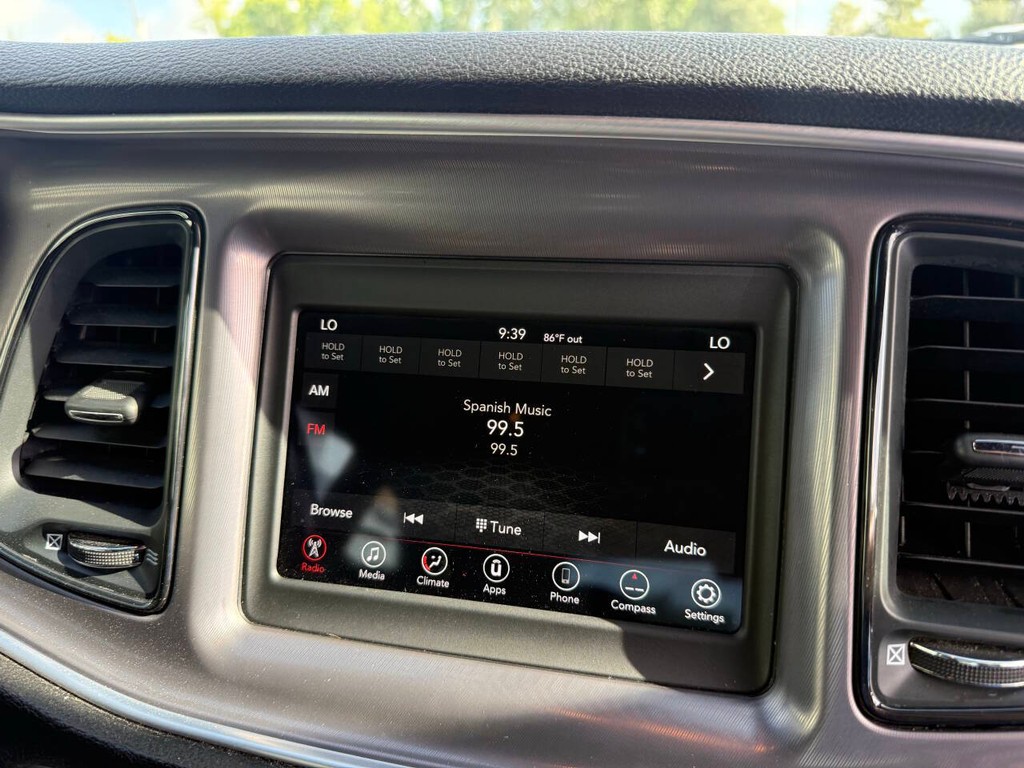 Dodge Challenger Vehicle Full-screen Gallery Image 19