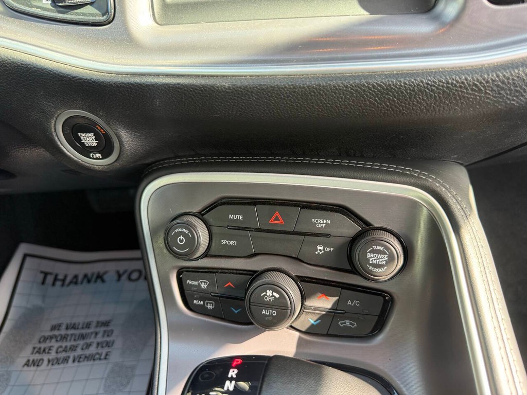 Dodge Challenger Vehicle Full-screen Gallery Image 21